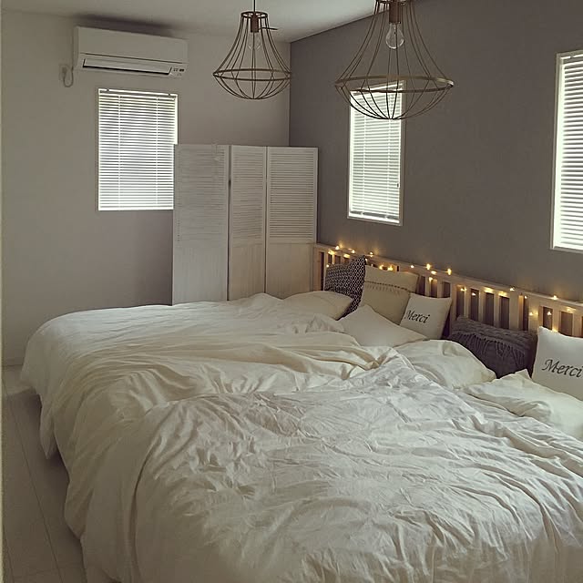 Bedroom,パーテーションリメイク,ジュエリーライト,ニトリのクッション,白いベッド,シングルベッド3台,白い床,グレーのアクセントクロス,寝室,照明,ブラインド,サリュ！雑貨,いいね！ありがとうございます♪ nao70の部屋