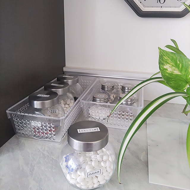 My Shelf,マンション暮らし,セリア,サプリメントボトル,観葉植物,オリヅルラン,ラベリング,個数も表示,サプリメント収納,ポトス,百均,百均ボトル,ボトル収納,飲む量も判りやすく,薬収納,見せる収納 love1017の部屋