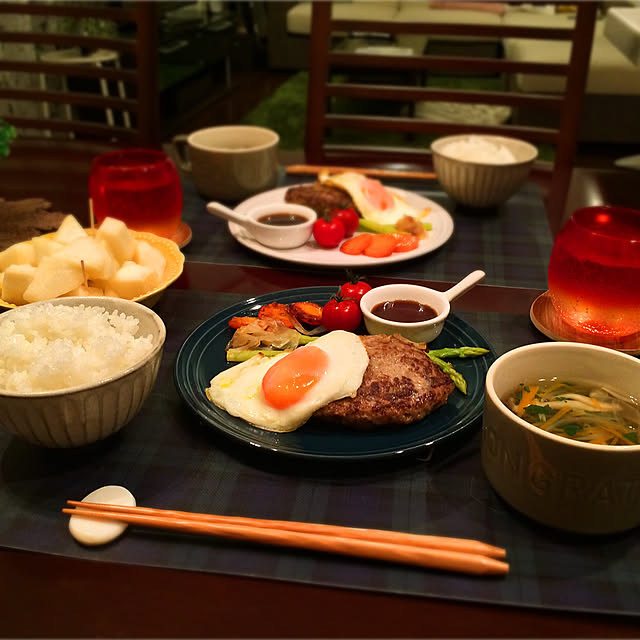 My Desk,ハンバーグ,セリアのランチョンマット,ナチュラルキッチンの食器,ナチュラルキッチン,晩ごはん,ニトリの食器,横長リビングダイニング,ブラウンが落ち着く,ダイニングテーブル,おうちごはん,箸置き c...homeの部屋