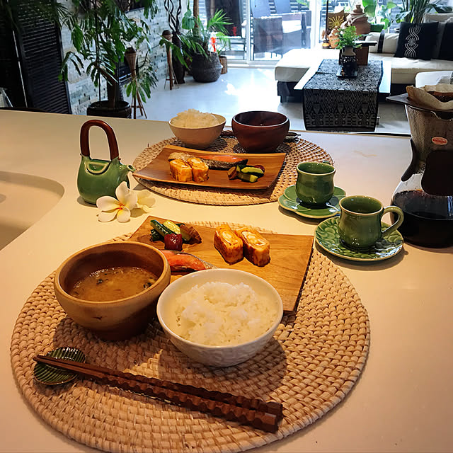 Kitchen,テーブルランナー,箸置き,ランチョンマット,自然素材,朝ごはん,コーヒーカップ,プルメリア造花,ジェンガラケラミック,アカシア食器,ランチョンマット ラウンド型,バリ,リゾートホテル,ホテルライク,アジアンリゾート,バリ雑貨,観葉植物,バリリゾート,アジアン,大理石調の床,iwakiドリップサーバー,ゆとりある暮らし yukikoの部屋