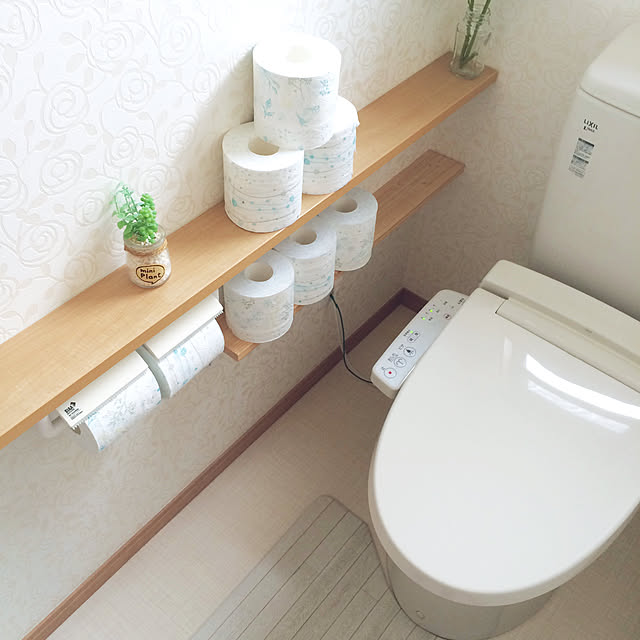 トイレットペーパー収納,芳香剤代わり,ジャスミンの香り,トイレマット,ニトリ,ばら,アクセントクロス,シンプル,丸富製紙,Hanataba,ピュアブラウン,ボタニカルシャワー,見せる収納,こどもと暮らす。,フェイクグリーン,ナチュラル,建売住宅,モニター当選,Bathroom merutoの部屋