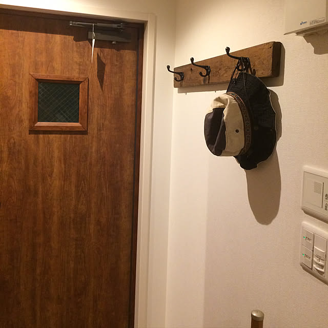 Entrance,セリア雑貨,ブラック塗装,古材×アイアン,アンティークダブルフック,吊り下げ収納,DIY,オイルステイン,いいね！ありがとうございます！ goakihatomo54526の部屋