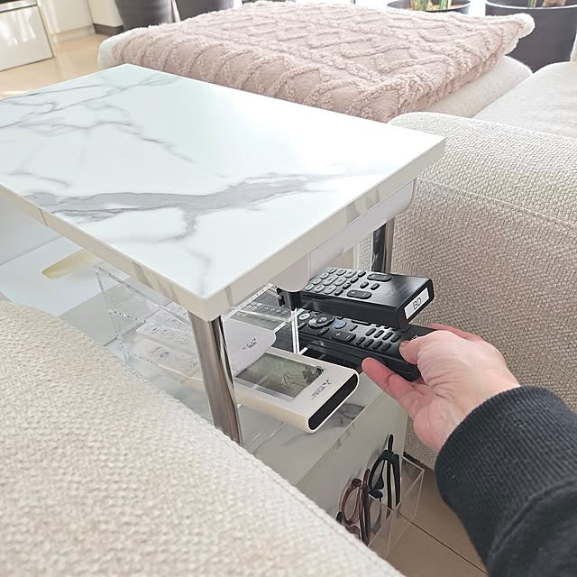 観葉植物,無印良品,ダイソー,テレビ,サイドテーブル,マンション,セリア,ティッシュケース,テレビ周り,壁面収納,リビング収納,収納スペース,老眼鏡,手元収納,SONY 有機EL65型,S字サイドラック,仕切り3トールトレー,取り付け式引き出し,アクリル小物ラック,整理収納,Overview,リモコン収納,二人で使う,メガネ収納,ソファ,ソファーまわり love1017の部屋