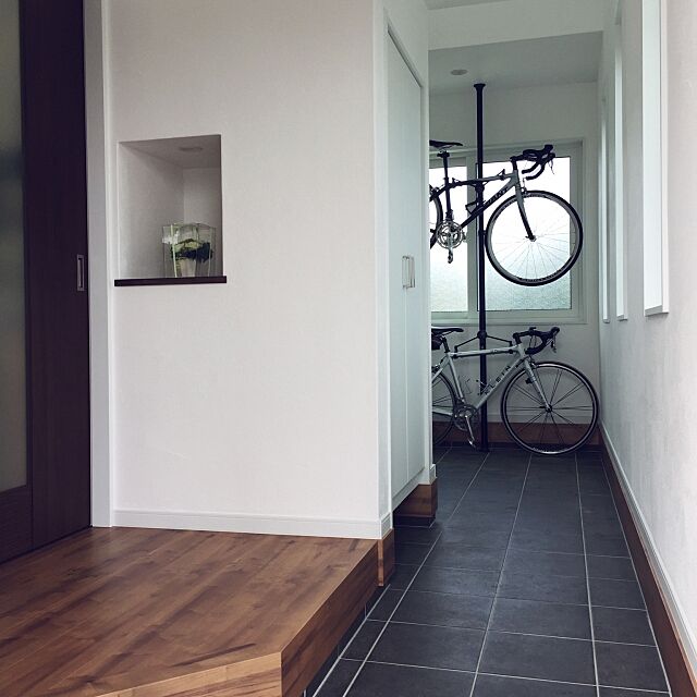 Entrance,自転車壁掛け,自転車置き場,裏動線,土間玄関,漆喰壁,ロードバイク gulukunの部屋