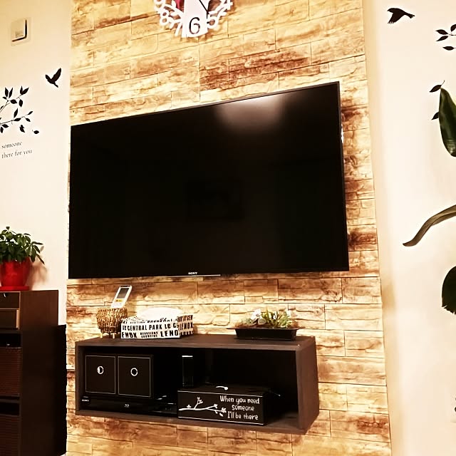 Lounge,DIY,ディアウォール DIY,ベニヤ板壁,クッションブリックシート,壁掛けテレビ,手作り棚,55インチテレビ,2×4材,ディアウォールの壁,配線収納,ニトリ aynの部屋