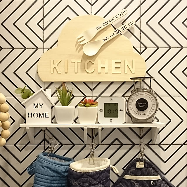 Kitchen,morasanちゃんからの素敵便♡,クラウド型,カッティングボード,カトラリー,アルファベット,ダイソーの棚,フェイクグリーン,IKEA,KLOCKIS,時計,DIY,アクセントクロス,ハッテミー,壁紙屋本舗,マンションインテリア,マンション,いいね、フォロー本当に感謝です♡ tttbbbの部屋