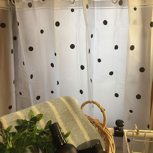 水玉模様,ダイソーフェイクグリーン,ストライプ柄,タオル,かご,シャワーカーテンで寒さ対策,つっぱり棒,3COINS,Bathroom flowerの部屋