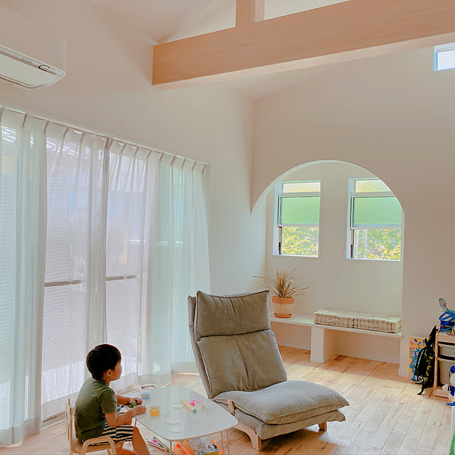 ナチュラルスタイル,借景,塗り壁の家,無垢フローリング,床材 メープル,観葉植物,Lounge,アール下がり壁 magiccityの部屋