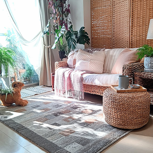 Lounge,わたしのハンドメイド 冬,ダイソー毛糸,癒し,ひとり暮らし,編み物,手編みクッションカバー,2022.1.8,一人暮らし,URBAN GREEN LIFE,陽だまり,棒編み,手作り,観葉植物,ブランケット YuriYuriの部屋
