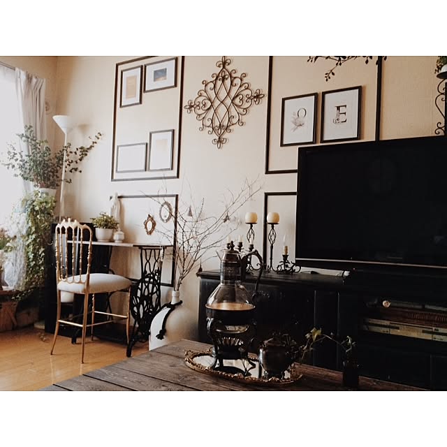 インスタやってます！,海外風,アンティーク,大人フレンチ,IG:__favori,DIY,モノトーン化,賃貸,antique,モールディング,賃貸アパート,デミジョンガラスボトル,枝ツリー,100均,ダイソー maoの部屋