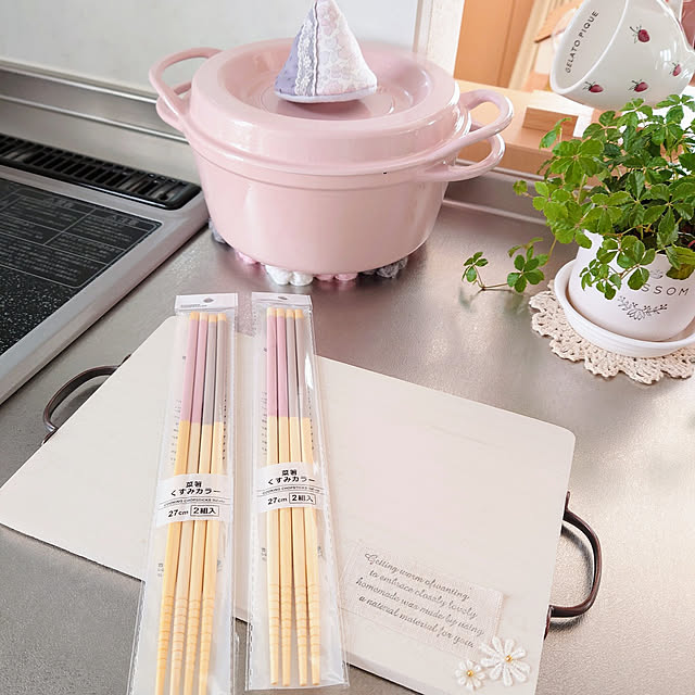 Kitchen,いいね、フォロー本当に感謝です♡,いつもありがとうございます♡,見てくださりありがとうございます♡,かわいいもの♡,すきなものに囲まれた暮らし,100均アイテム,雑貨大好き♡,ピンク好き,菜箸,セリア,バーミキュラーのお鍋,バーミキュラ #22,ナチュラルインテリア,ジェラピケ マグカップ,いちご柄,ピンクのお鍋,お気に入りがいっぱい,3角鍋つかみ yukaの部屋