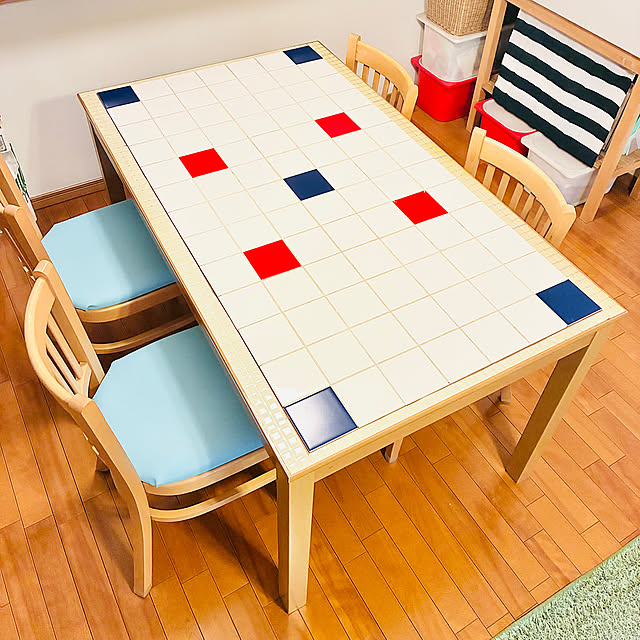 My Desk,ブルーの椅子カバー,ダイニングテーブル,カラフル,DIY,カフェ風,タイル貼り,いつもいいねありがとうございます♡,マンション暮らし,暮らしのひとコマ,トリコロールカラー yumizoの部屋