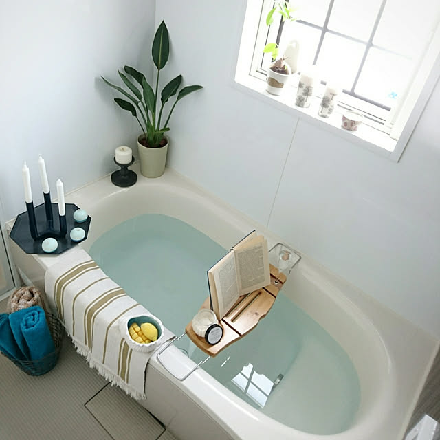 Bathroom,海外のカラーセンスに憧れる,海外インテリア,オーガスタ,格子窓DIY,IKEA,新入り,バスタブトレー,3838ちゃんの貝殻の器✨,mo_aliceちゃんのラベル✨,momonaちゃんのキャンドル,キャンドル,お休みの日,ホームスパ,リラックスタイム,ホテルライク,キャンドルトレイ,ラグジュアリー erikamama.の部屋