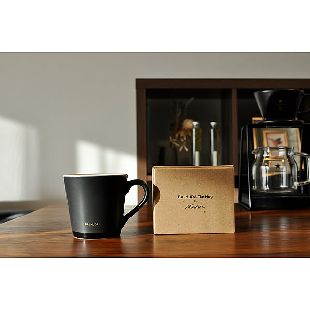 バルミューダザマグ,バルミューダ,ノリタケ,Noritake,BALMUDA,BALMUDA The Mug,新年の抱負,シンプルモダン,シンプルインテリア,北欧インテリア,インテリア,シック,シンプルデザイン,ダークブラウン,ダイニングテーブル,心地よい暮らし,リビングダイニング,シックモダン,シンプル,モノトーン,coffee time,ブラックインテリア,ドリップコーヒー,ブラック,珈琲タイム,Kitchen,コーヒータイム,コーヒーのある暮らし,コーヒーのある生活,コーヒーマグ,コーヒーカップ,マグカップ,コーヒーマグカップ tkf-0705の部屋