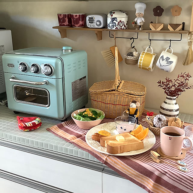 Kitchen,マグカップ,マリメッコラテマグ,セリアさんのアイアンバー付き木製ラック,toffyノンフライオーブントースター,リメイク,リメイクシート,StudioCLIPニワトリさんのかご,StudioCLIPねずみのオーナメント,ダルトンキッチンクロス,ケーラーオマジオ,飾り棚,ディスプレイ棚,イッタラの器,イッタラのマグカップ,買ってよかったもの,オブジェ,ディスプレイ,ハロウィン,花瓶,癒し,フラワーベース,おうちカフェ,秋,キッチン雑貨,キッチンクロス,いいね＆フォローありがとうございます♡,カボチャの置物,かご taeの部屋