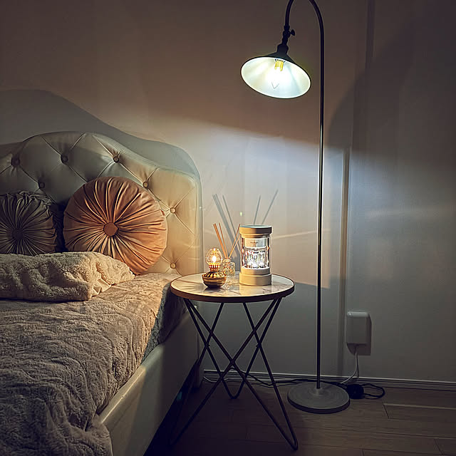 Bedroom,ベッドルーム,ベッドサイド,ベッド周り,ベッドサイドテーブル,夜を楽しむ,夜を楽しむインテリア,夜のリラックスタイム,照明を楽しむ,いやしの空間,夜の過ごし方,夜のひととき,ジャズを聴きながら,照明に癒される,バルミューダスピーカー m--homeの部屋