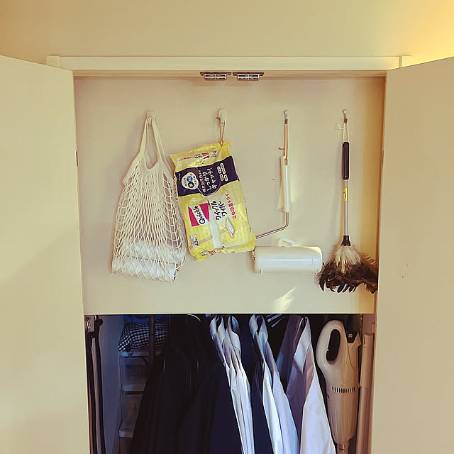 On Walls,収納アイデア,コロコロ収納,コロコロ,クイックルワイパー立体吸着ウェットシート,掃除道具掛け,掃除道具収納,扉の裏収納,階段下収納,隙間収納 machaの部屋