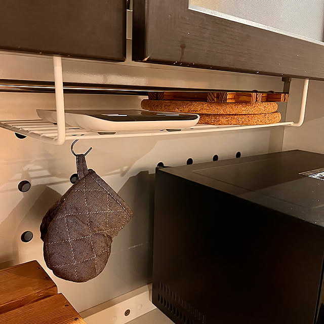 Kitchen,電子レンジ周り,ブレッドケース,子供の作品,ワイヤーラック収納,3COINS,鍋敷置き場,鍋敷き収納,キッチンスケール置き場,トースター置き場 Attaの部屋