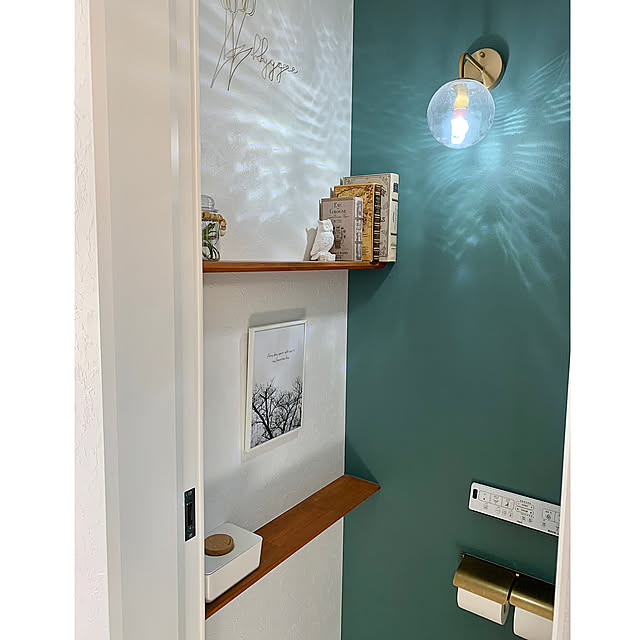 ブック型ボックス,トイレのインテリア,ブラケットライト,LIXIL,Bathroom,緑の壁紙,ゴールドが好き,ウィリアムモリスの壁紙,ニトリ,真鍮,モリスヘリテージカラーズ,hygge,ダミーブック Minteaの部屋