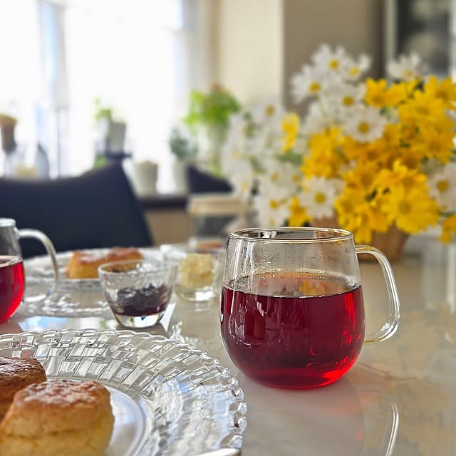 観葉植物,マグカップ,紅茶,グリーン,ダイニングテーブル,出窓,手作り,マンション,ティーカップ,冬,3LDK,フェイクフラワー,ガラスの器,スコーン,おやつ時間,KINTO,キントー,耐熱ガラス,食洗機OK,ナハトマン ボサノバ,セラミック天板,レンジ対応,SHEIN,ナハトマンプレート,SHEIN フェイクフラワー,UNITEA カップ,テーブルコーディネート,My Desk love1017の部屋