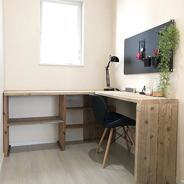 イームズチェア,スタンドライト,IKEA 照明,パンチングボード,パソコンデスクDIY,Ｌ型,古木材,DIY,Bedroom,ワークスペース kanの部屋