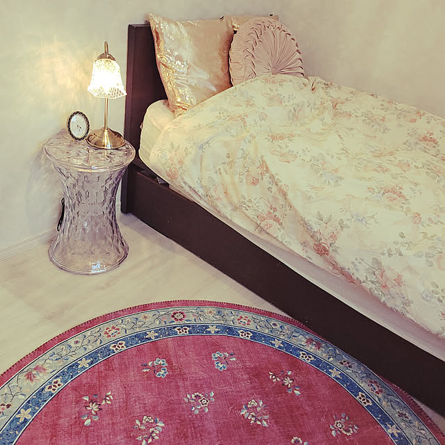 Bedroom,春の模様替え,丸いラグ,シノワズリ,ルームクリップショッピング,フレンチシック,カフェ風,B-COMPANY,francfrancのクッションカバー,スツール,花柄,時計,テーブルランプ berryberryの部屋
