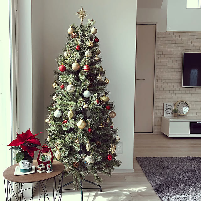 Lounge,ポインセチア,クリスマスツリー,オーナメント ニトリ,ダイソー,スタジオクリップ,ダイソークリスマス雑貨,ニトリ,タマホーム,クリスマスディスプレイ,まつぼっくり,エコカラット,サイドテーブル,スタジオクリップのツリー necoの部屋