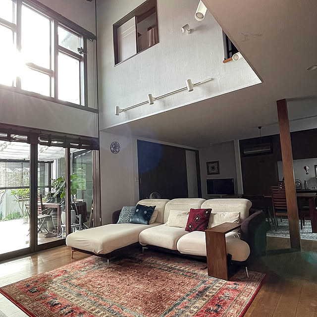 Lounge,持たない暮らし,無垢の床,吹き抜けリビング,薩摩霧島シラス壁,ブラウンインテリア,オリエンタルラグ,赤いラグ,エスニックラグ,山岳リゾート,リゾート風,自然素材の家,緑のある暮らし,開放感のある家,別荘風,室内窓,オープンウィン,LIXIL窓,ウッドデッキ,ダクトレール,柱のある家,テラス屋根,キリムクッション,秋色インテリア maimai0110の部屋