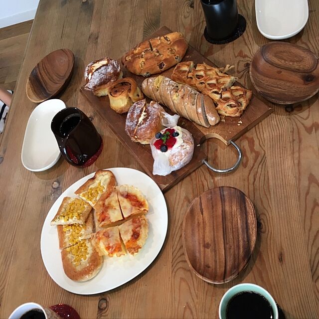 My Desk,パン屋さんのパン,おうちカフェ,木のお皿,カッティングボード,いいね&フォローありがとうございます♡ Shinoの部屋