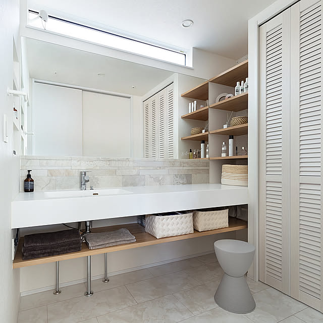 Bathroom,一面鏡,タイル貼り,洗面脱衣別,造作洗面,造作カウンター,スタイリッシュカウンター,アイカ スタイリッシュカウンター,造作洗面台,シンプルインテリア,洗面所,脱衣所,家事室,ランドリールーム tashi.house2020の部屋
