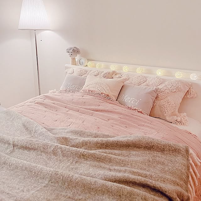Bedroom,スタンドライト,IKEA,イケア,クッション,ベッドカバー,ニトリ,ブランケット,スタンドランプ,コットンボール,H&M HOME,ビヨン・ヴィンブラッド,好きなインテリアブランド aの部屋
