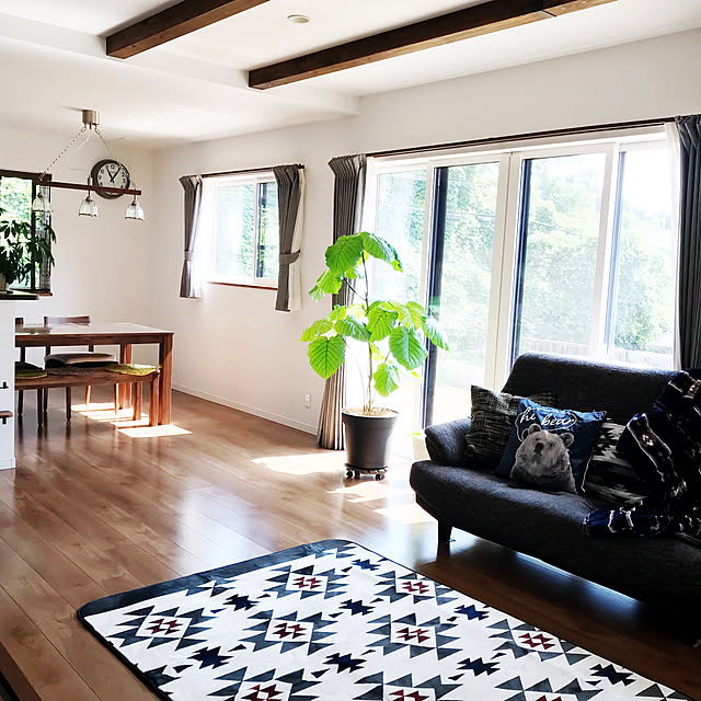 Lounge,ラグ,注文住宅,ニトリ,ニトリのクッションカバー,ペンダントライト,シンプル,ソファ,ニトリのカーテン,ウンベラータ,こどもと暮らす。,掛け時計,田舎暮らし,カフェ風,見せ梁,グリーンのある暮らし,秋冬インテリア,RoomClip mag,ダイニングテーブル NoooAの部屋