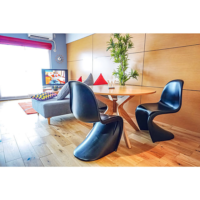 Lounge,モダンインテリア,赤いシェード,赤いカーテン,リノベーション,マンションリノベーション,シンプルハウス天満,アイカ工業,丸いテーブル,赤,グレー,木目の壁,ホテルライク,パントンチェア,赤いラグ,モダン,フルリノベーション,無垢の床,ホテルライクインテリア isawo2000の部屋