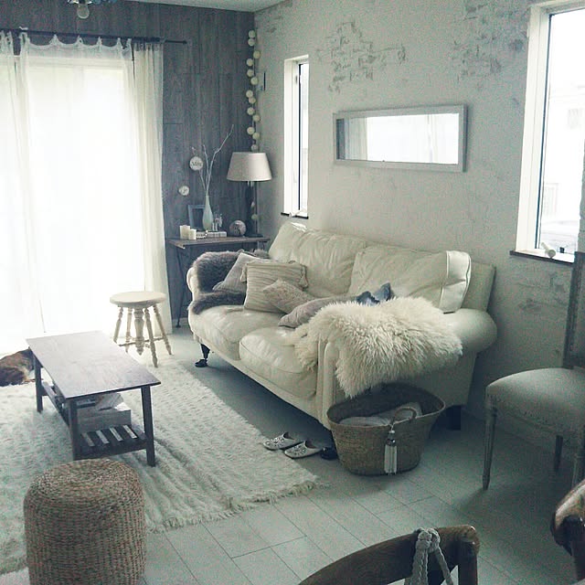 Lounge,只今改装中。,塩系？,古いものが好き♡,シックにしたい,くつろぎ空間,シャビー,板壁DIY,グレー好き♡,アースカラー好き,コットンボールランプ,レンガ壁,シンプル,ねこのいる風景,フレンチシック,古材 mikemomoの部屋