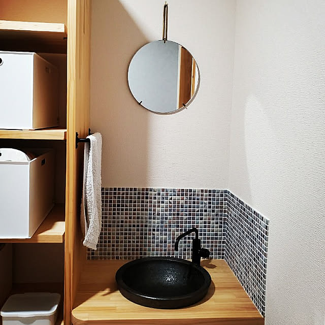 Bathroom,トイレの手洗い場,手洗いボウル,タイル,ミラー,こどもがいる生活,木の家,こどものいる暮らし,ひのきの家 mahiyuchiの部屋