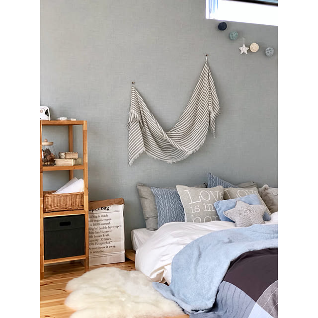 Bedroom,ブルーグレー,アクセントクロス,カリフォルニアスタイル,西海岸,ビーチスタイル,海を感じるインテリア,IKEA ベッドカバー,IKEA タオルケット,IKEA,ニトリ シーツと掛け布団カバー,ニトリ,無印良品,無印良品 ベッドフレーム,寝具,リノベーション,リフォーム 中古,エンラージ,ロンハーマン風 kazumi_innbの部屋