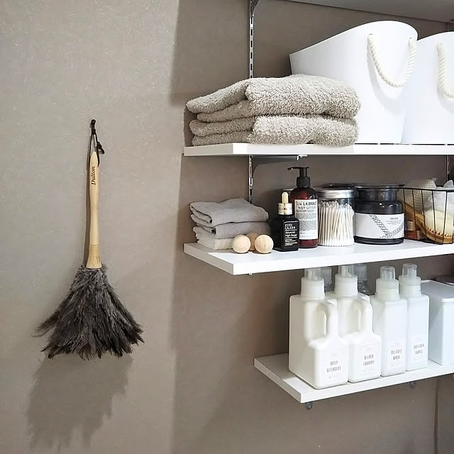 Bathroom,ダルトン,DULTON,はたき,DIY棚,飾り棚,見せる収納,タオル収納,詰め替えボトル,収納棚,洗面所,洗面所 収納,DIY,可動棚,洗剤ボトル,ダスター,グレーインテリア,かご収納,シンプル,アクセントクロス,壁紙 orioriの部屋