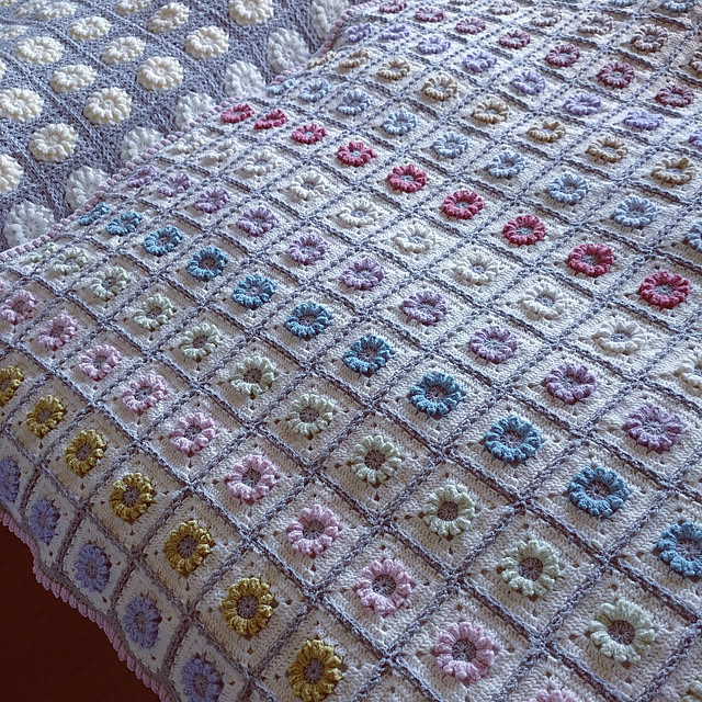 Bedroom,コメント出来ずすみません,いいね、フォローに感謝です.｡.:*♡,記録用pic,ハンドメイド,かぎばり編み,編み物,見て頂いてありがとうございます*ˊᵕˋ*,連投失礼しました(*˙˘˙),毛糸,モチーフ編み,ベッドカバー,モチーフ編みのベッドカバー,かぎ針編み,かぎ針編みのベッドカバー,デイジーグラニースクエア,パブコーン編み,四角モチーフ,238枚のモチーフつなぎ,チューリップの縁取り,モチーフ繋ぎのベッドカバー ree.yoshi-1001の部屋