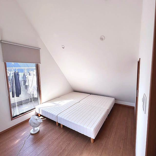 Bedroom,斜め天井,無印良品,サーキュレーター,寝室,山善,分割式脚付きマットレス,便利アイテム,生活感ラブ,ニトリ,ロールスクリーン,ダウンライト,脚付きマットレス bubueの部屋