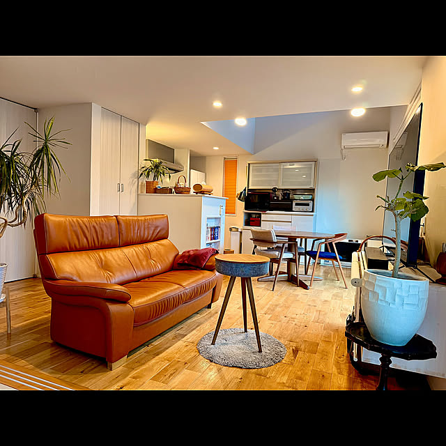 zw73,無垢床ナラ材,無垢床オーク,オークの床,オーク無垢床,welle tone,ベレーW301T,珪藻土と無垢の床,珪藻土壁,珪藻土の壁,本革ソファ,本革ソファー,ハイバックソファ,カリモクソファ,カリモクソファー,カリモク,ソファ,Bedroom tamabaka1971の部屋