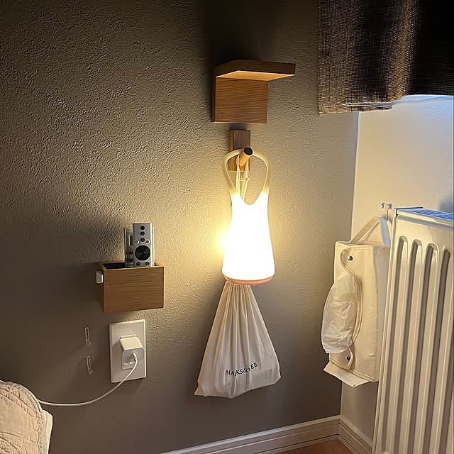 Bedroom,防災とインテリア,防災とインテリアの両立,寝かしつけ,こどものいる暮らし,浮かせる収納,寝室の一角,寝室,ベッド周り,ニトリ,授乳ライト,ランタン風照明,ライト,防災 ayumi_interior_の部屋