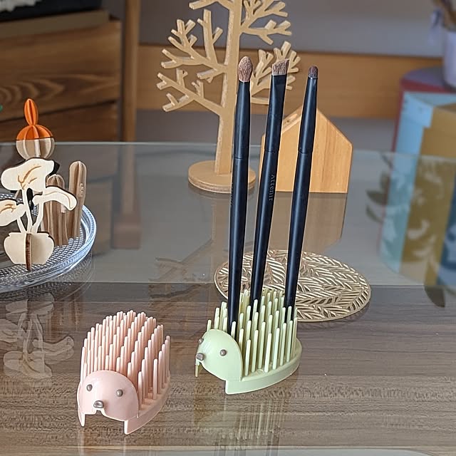 My Desk,100均アイテム,マンション,セリア,ハリネズミ,メイクブラシ,メイクブラシスタンド,ペンスタンド,買ったもの,くすみカラー mi-saの部屋