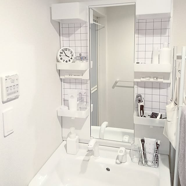 Bathroom,アパート暮らし,アパート,賃貸アパート,賃貸,シンプルが好き,ものの少ない暮らし,大東建託,掃除しやすく,洗面所,ホワイトが好き,ニトリの時計,ふたりぐらし,無印良品,200いいね！ありがとうございます mochikichiの部屋