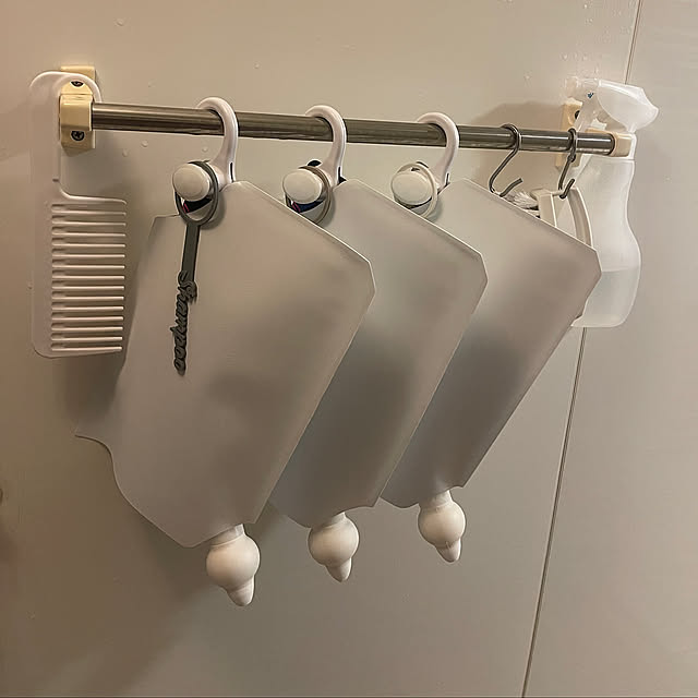 Bathroom,風呂収納,風呂洗剤,風呂掃除道具,シャンプーボトル,シリコンチャーム,引っかけ収納,スリーコインズ,シンプル収納,詰め替え容器,詰め替えボトル,詰め替え不要,詰め替えそのまま,100均,セリア,転勤族,賃貸インテリア,シンプルインテリア,1LDK2人暮らし,ジャパンディ,japandi ayatan1206の部屋