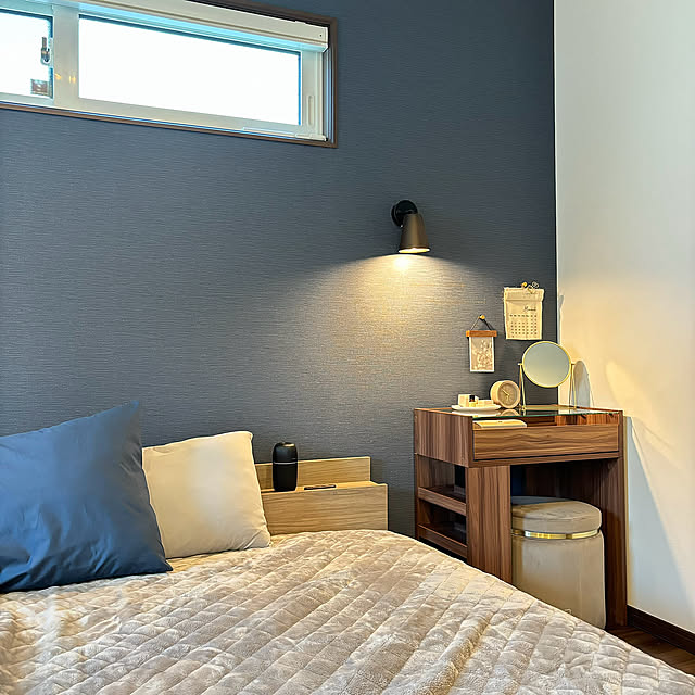 Bedroom,お気に入りの場所,置き時計,IKEA鏡,スツール,LOWYA,アロマストーン,アロマオイル,デスク,ドレッサー,寝室の一角,寝室インテリア,雑貨,インテリア雑貨,お気に入り,癒し m.の部屋