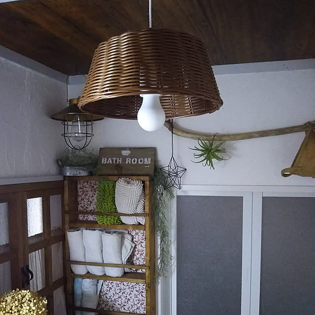 Bathroom,ナチュラルカントリー,インテリア雑貨,100均,ダイソー,PE素材バスケット,SMD電球ペンダントライト,タオル収納棚,窓枠,DIY,漆喰壁,築30年以上 Angelの部屋