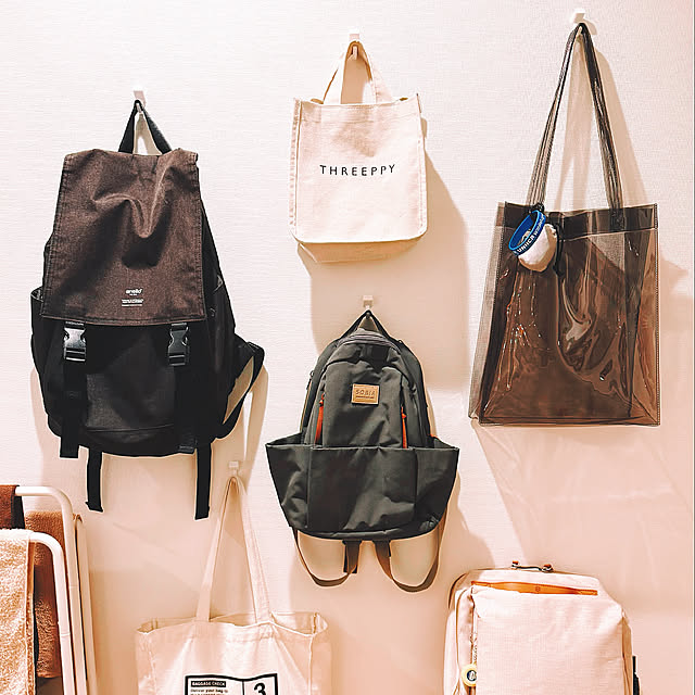 かばんは吊るす収納,かばん収納,かばん 収納,かばん置き場,一人暮らし,ワンルーム 6畳,ワンルームでも楽しく,On Walls Ursulaの部屋