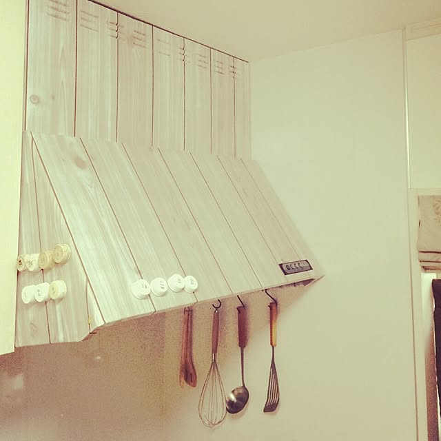 Kitchen,でも…めっちゃ雑σ(^_^;),レンジフードに(*´艸｀*),キャンドゥの木目シート♡ naoの部屋