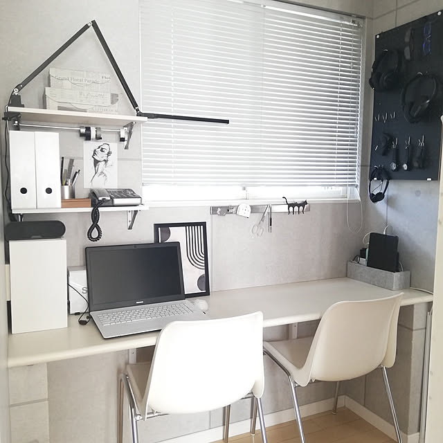 My Desk,パソコンデスク,作り付け,ルーター隠し,ルーター収納,セリアファイルボックス,DIY,ウォールシェルフ,デスクライト,IKEA,マグネット収納,ブラインド,有孔ボード,パンチングボード,ヘッドフォン,腕時計収納,モルタル風,打ちっぱなし風壁紙,モノトーン,テレワークスペース milの部屋