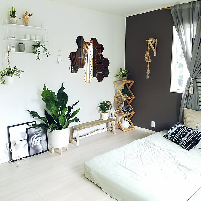 Bedroom,NO GREEN NO LIFE,植物のある暮らし,モノトーンナチュラル,IKEA,ベルメゾン,ニトリ,足場板古材×流木ベンチDIY,ストリングシェルフ風,ロープランプ,IKEA　ハニカムミラー,アクセントクロス,流木カーテンレール,HAY Erenaの部屋